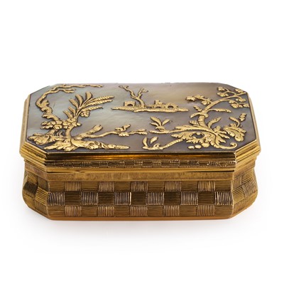Lot 282 - A gold and mother of pearl snuffbox