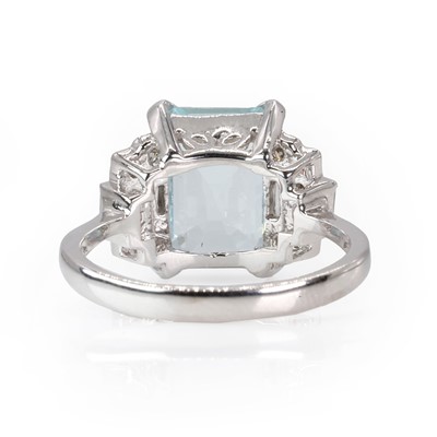 Lot 193 - A white gold aquamarine and diamond ring