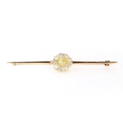 Lot 61 - A late Victorian chrysoberyl cat's eye and diamond cluster
