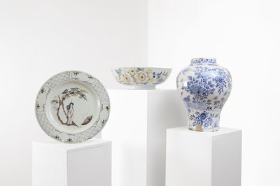Lot 404 - A delftware tin-glazed earthenware bowl