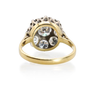 Lot 174 - A diamond floral cluster ring