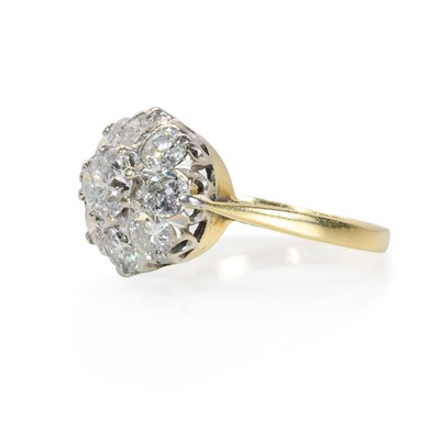 Lot 174 - A diamond floral cluster ring