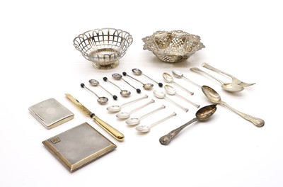 Lot 31 - A collection of silver items