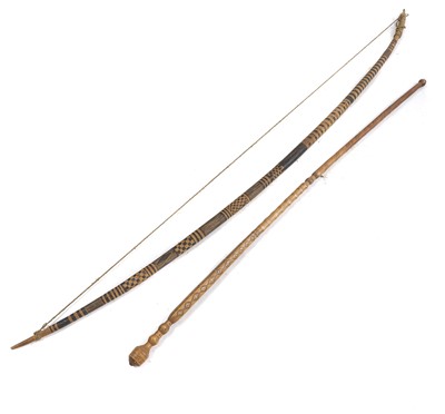 Lot 418 - A hunting bow