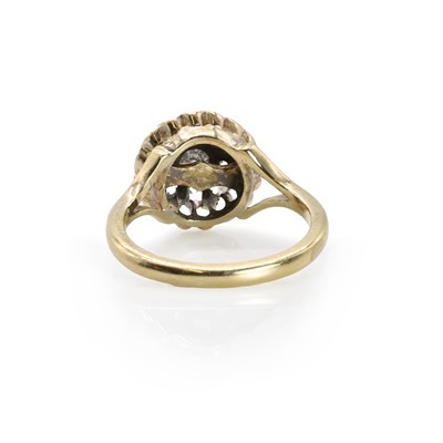 Lot 29 - An old cut diamond circular cluster ring