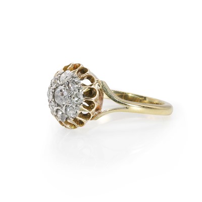 Lot 29 - An old cut diamond circular cluster ring