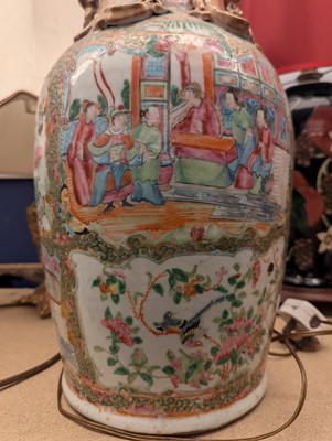 Lot 179 - A pair of Chinese blue and white vases