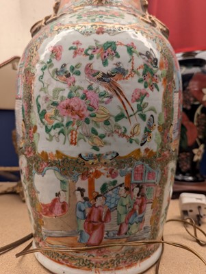 Lot 179 - A pair of Chinese blue and white vases