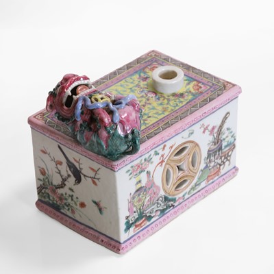 Lot 434 - A Chinese famille rose stand