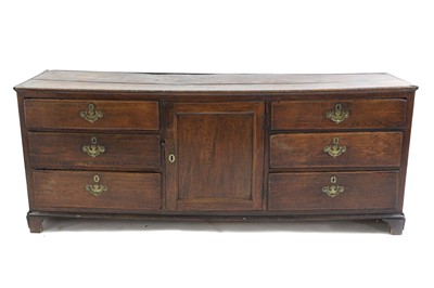 Lot 539 - An oak dresser base