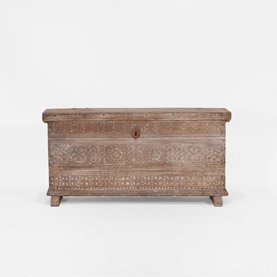 Lot 12 - A small oak chest
