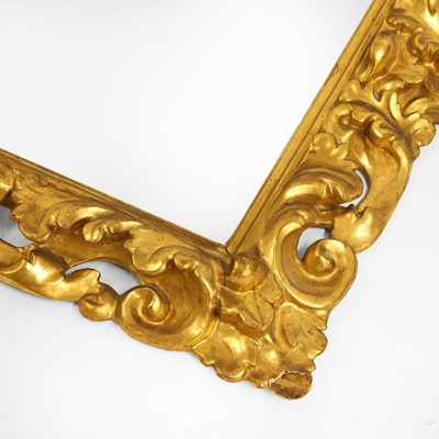Lot 100 - A Florentine carved giltwood mirror