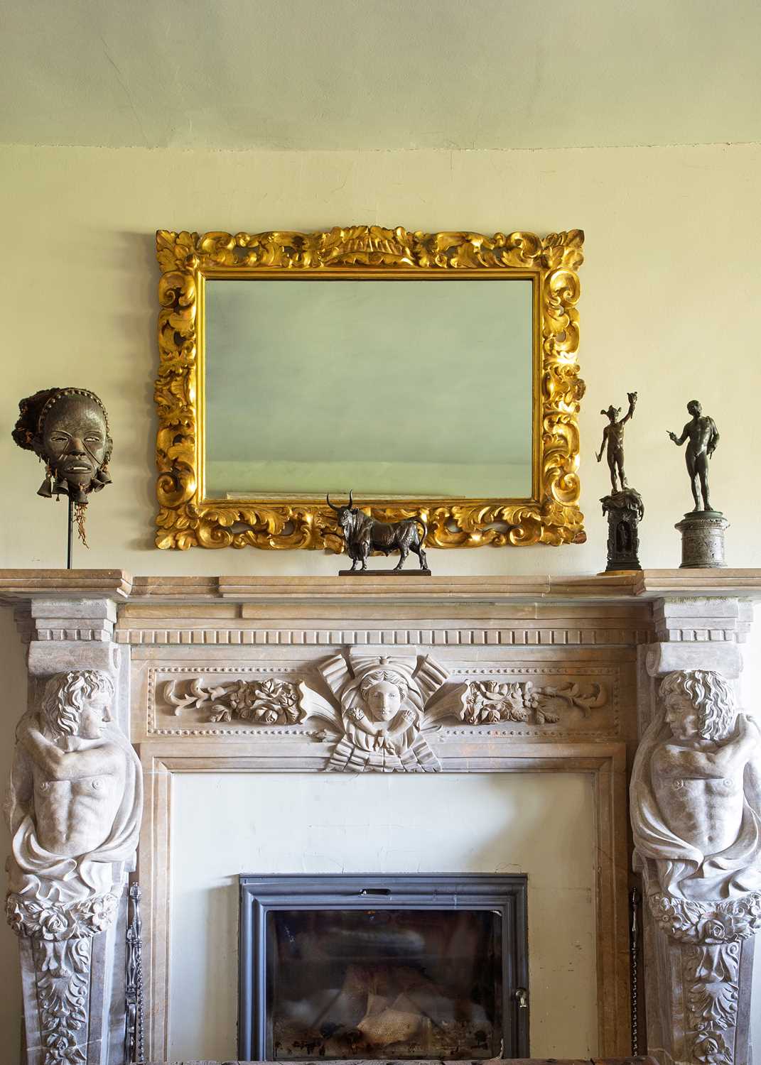 Lot 100 - A Florentine carved giltwood mirror