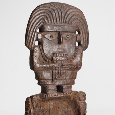 Lot 326 - An anthropomorphic ceremonial carved wooden 'tumi'