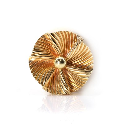 Lot 116 - A floral swirl brooch