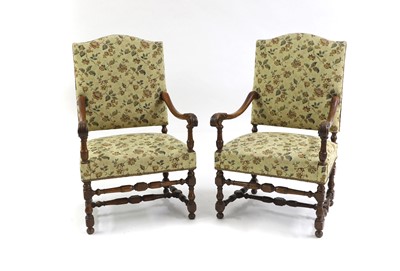 Lot 517 - A pair of walnut open armchairs