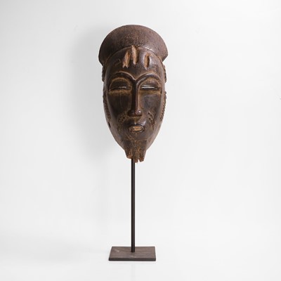 Lot 266 - A carved mask