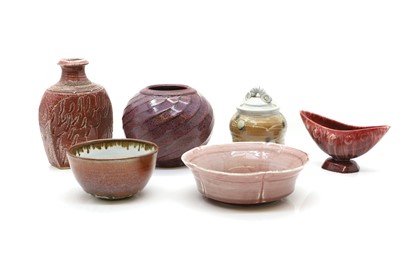 Lot 69 - A collection of studio pottery items