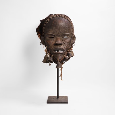 Lot 102 - A carved hardwood mask