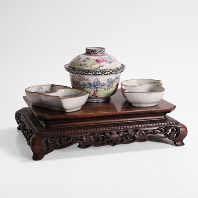 Lot 534 - A Chinese painted enamel tea bowl and cover