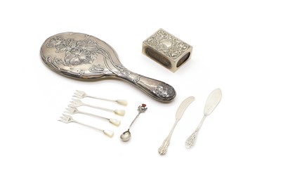 Lot 9 - A collection of silver items