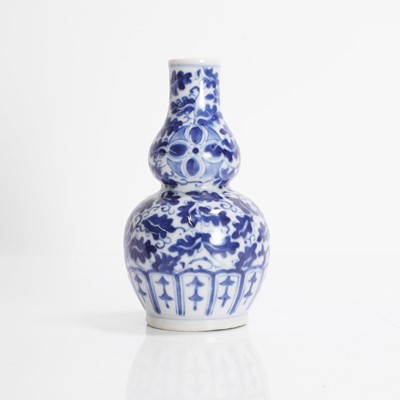 Lot 32 - A Chinese blue and white double gourd vase