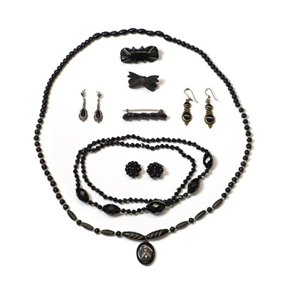 Lot 379 - A collection of costume jewellery