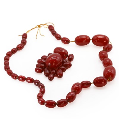 Lot 249 - A single row graduated Bakelite bead necklace