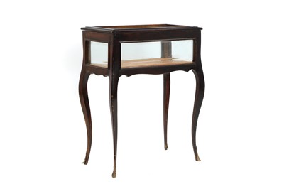 Lot 476 - A mahogany bijouterie table