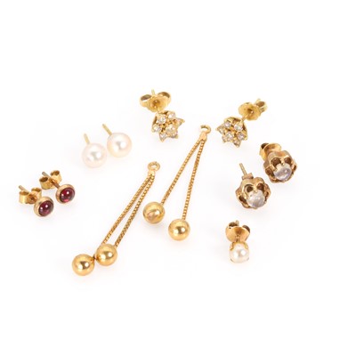 Lot 411 - A small group of stud earrings and ear droppers