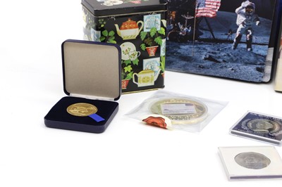 Lot 74 - A large collection of commemorative coins