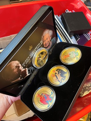 Lot 74 - A large collection of commemorative coins