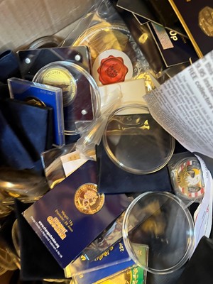 Lot 74 - A large collection of commemorative coins