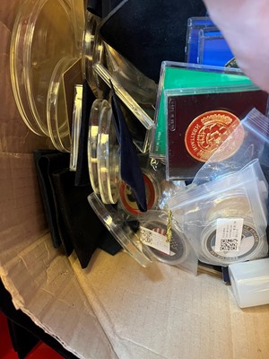 Lot 74 - A large collection of commemorative coins