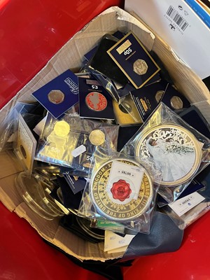 Lot 74 - A large collection of commemorative coins