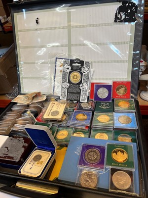 Lot 74 - A large collection of commemorative coins