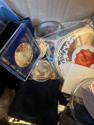 Lot 74 - A large collection of commemorative coins