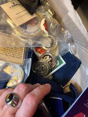 Lot 74 - A large collection of commemorative coins