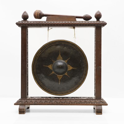 Lot 491 - A carved table gong