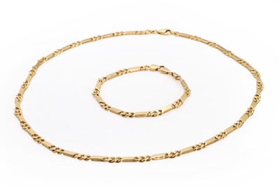 Lot 252 - A 9ct gold chain necklace and bracelet set
