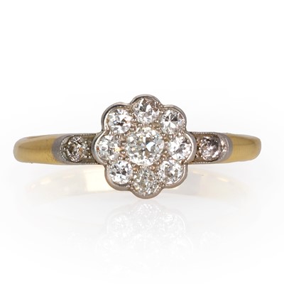 Lot 28 - An Edwardian diamond set floral cluster ring