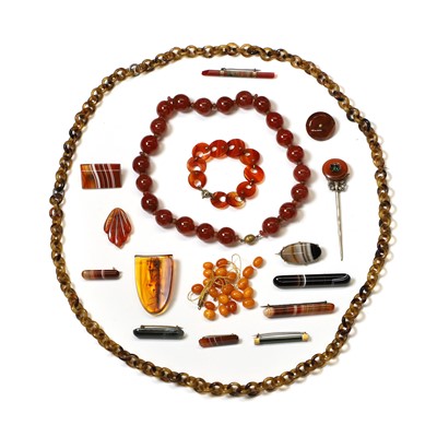 Lot 395 - A collection of jewellery