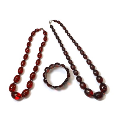 Lot 409 - A small group of bakelite jewellery