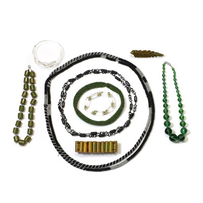 Lot 399 - A collection of vintage costume jewellery