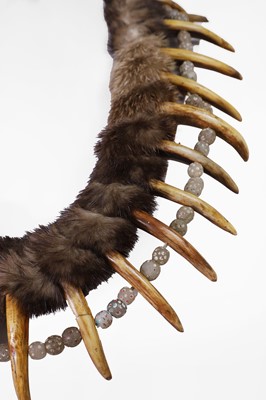 Lot 289 - A Native American 'bear claw' necklace