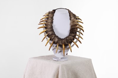 Lot 289 - A Native American 'bear claw' necklace