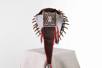 Lot 289 - A Native American 'bear claw' necklace
