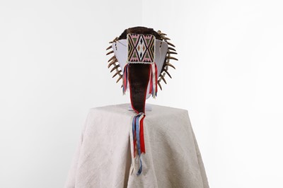 Lot 289 - A Native American 'bear claw' necklace