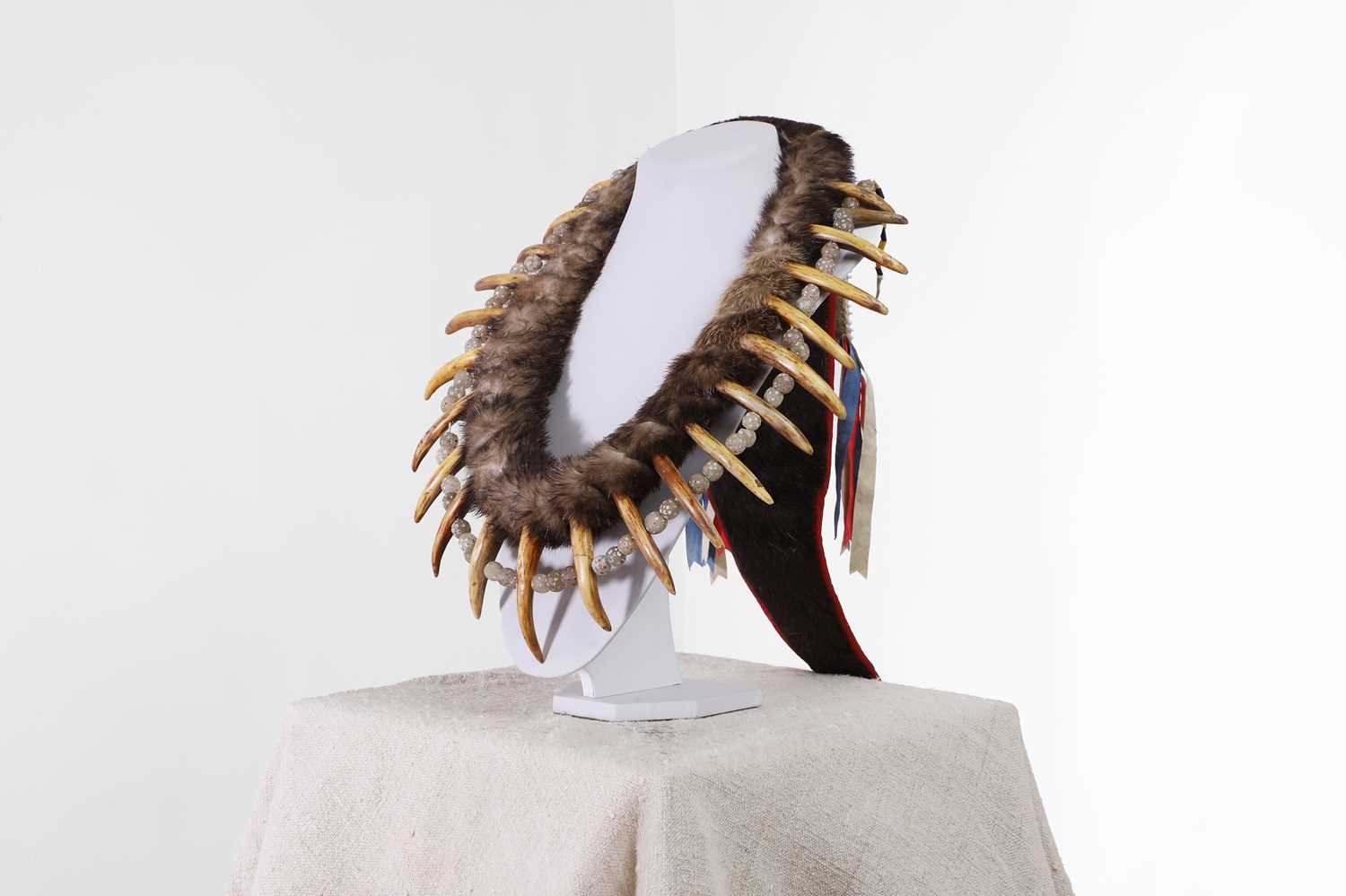 Lot 289 - A Native American 'bear claw' necklace
