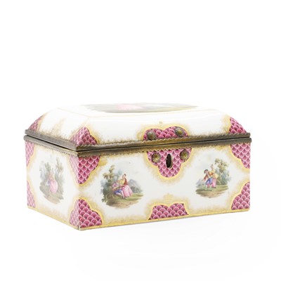 Lot 129 - A Meissen style porcelain box